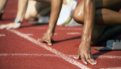 九游体育下载链接-赛季末，他在比赛最后几秒投中“惊天远投”，带领球队逆袭成功！