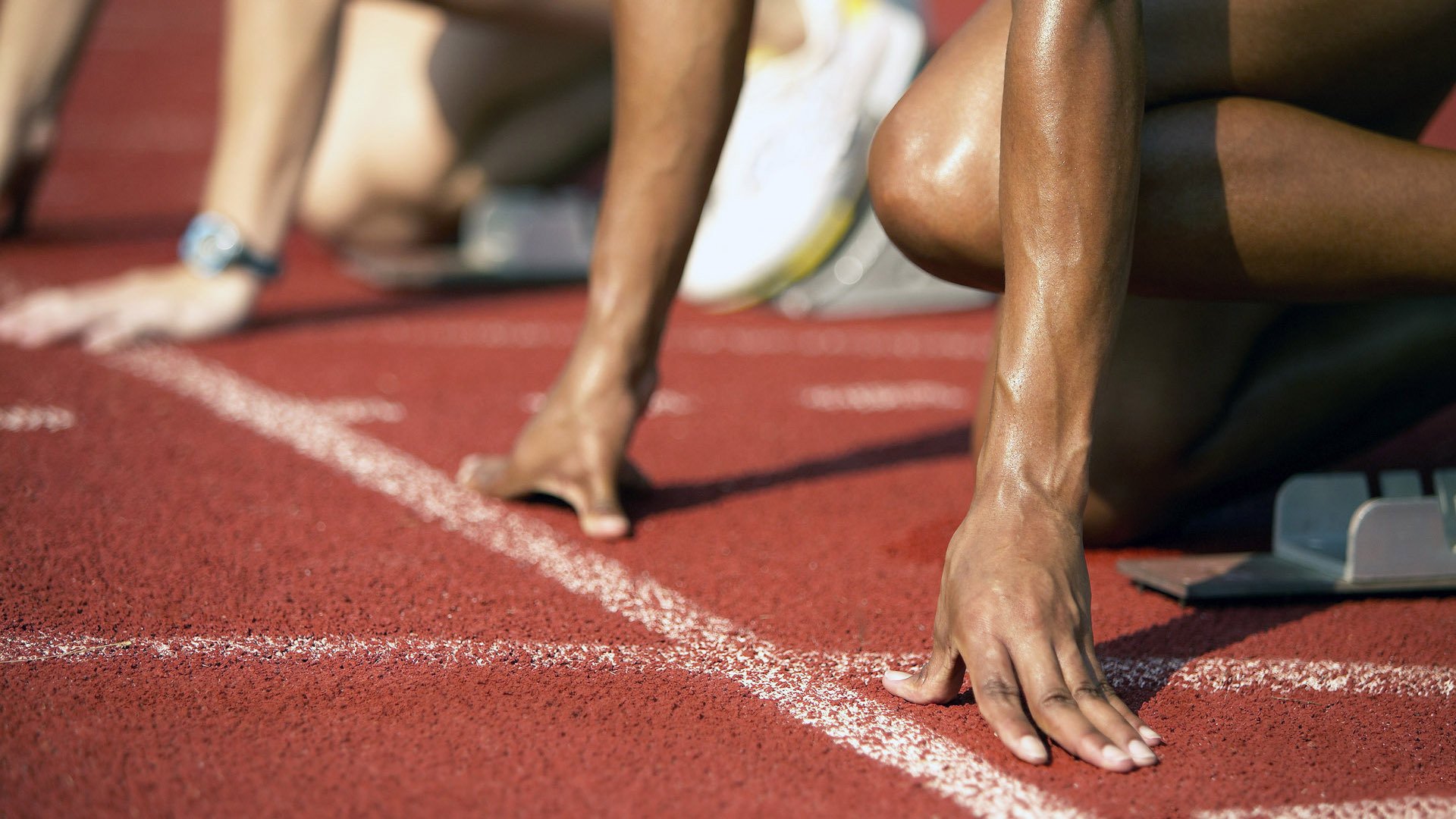 赛季末，他在比赛最后几秒投中“惊天远投”，带领球队逆袭成功！